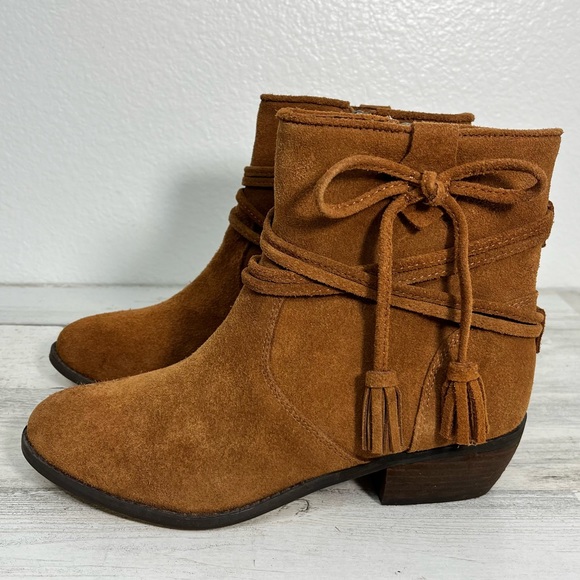 MinneTonka Women's Tan Suede Tassel Ankle Boots Side Zip - Picture 1 of 11